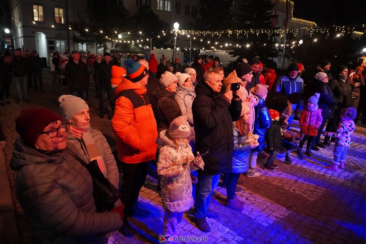 II Kurpiowski Jarmarku Bożonarodzeniowy: Koncert Chóru Kameralnego pod dyrekcją Bożeny Harasimowicz-Pęzy [5.12.2024] - zdjęcie #31 - eOstroleka.pl