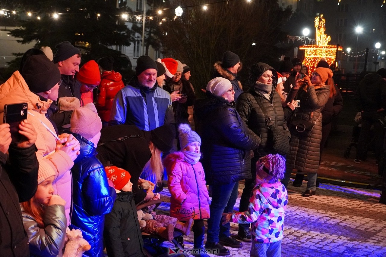 II Kurpiowski Jarmarku Bożonarodzeniowy: Koncert Chóru Kameralnego pod dyrekcją Bożeny Harasimowicz-Pęzy [5.12.2024] - zdjęcie #30 - eOstroleka.pl