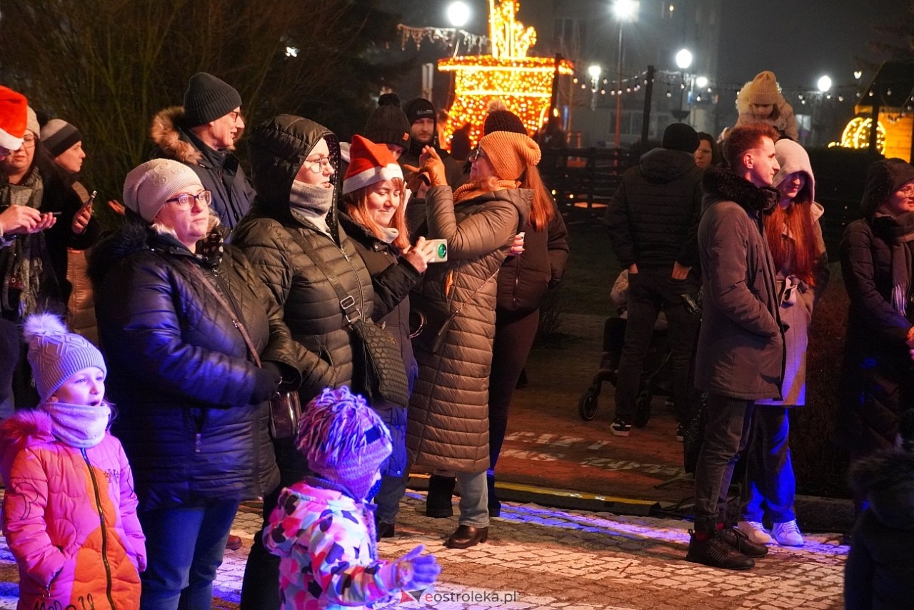 II Kurpiowski Jarmarku Bożonarodzeniowy: Koncert Chóru Kameralnego pod dyrekcją Bożeny Harasimowicz-Pęzy [5.12.2024] - zdjęcie #29 - eOstroleka.pl