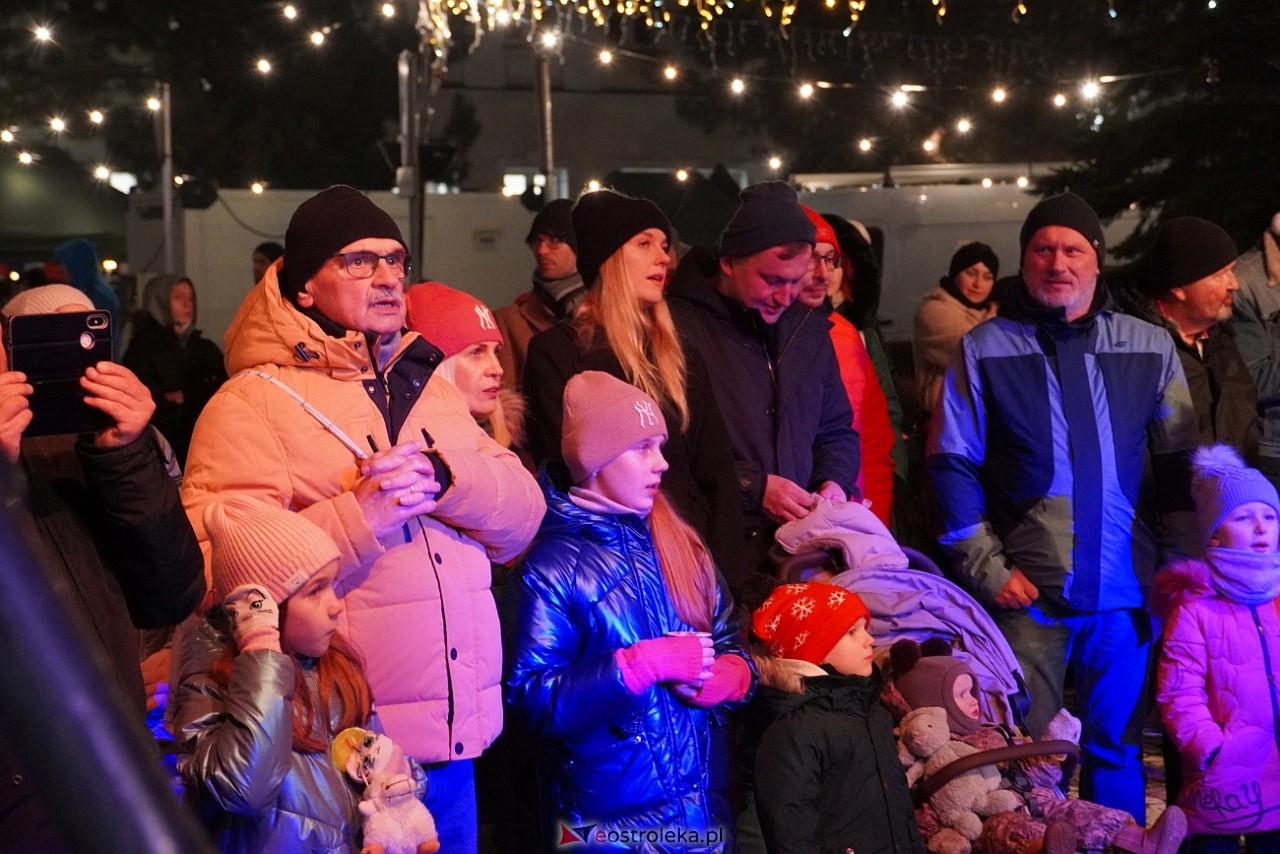 II Kurpiowski Jarmarku Bożonarodzeniowy: Koncert Chóru Kameralnego pod dyrekcją Bożeny Harasimowicz-Pęzy [5.12.2024] - zdjęcie #28 - eOstroleka.pl