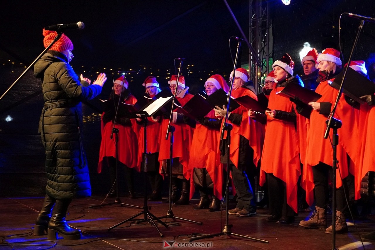 II Kurpiowski Jarmarku Bożonarodzeniowy: Koncert Chóru Kameralnego pod dyrekcją Bożeny Harasimowicz-Pęzy [5.12.2024] - zdjęcie #26 - eOstroleka.pl