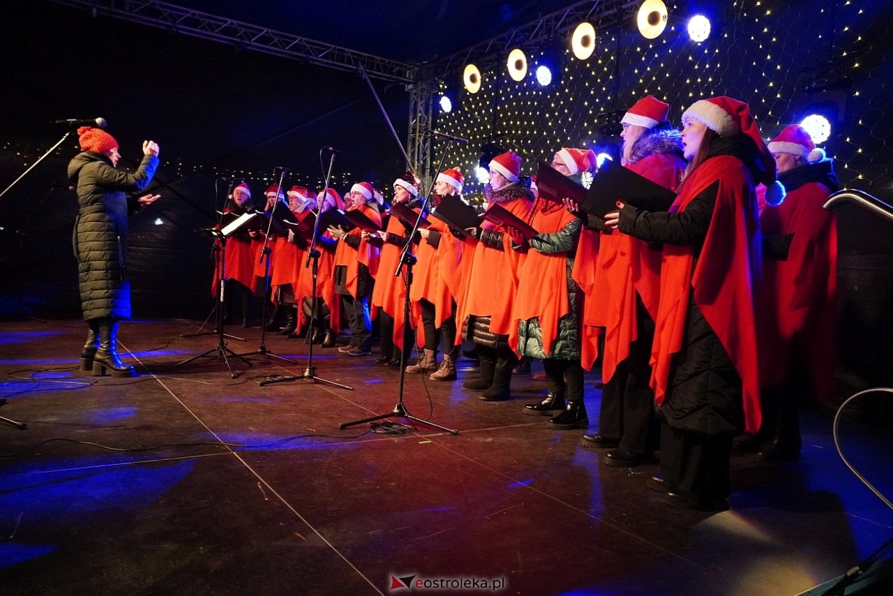 II Kurpiowski Jarmarku Bożonarodzeniowy: Koncert Chóru Kameralnego pod dyrekcją Bożeny Harasimowicz-Pęzy [5.12.2024] - zdjęcie #25 - eOstroleka.pl