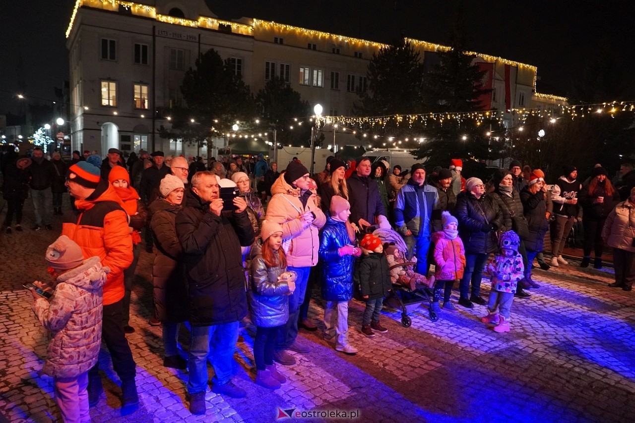 II Kurpiowski Jarmarku Bożonarodzeniowy: Koncert Chóru Kameralnego pod dyrekcją Bożeny Harasimowicz-Pęzy [5.12.2024] - zdjęcie #24 - eOstroleka.pl