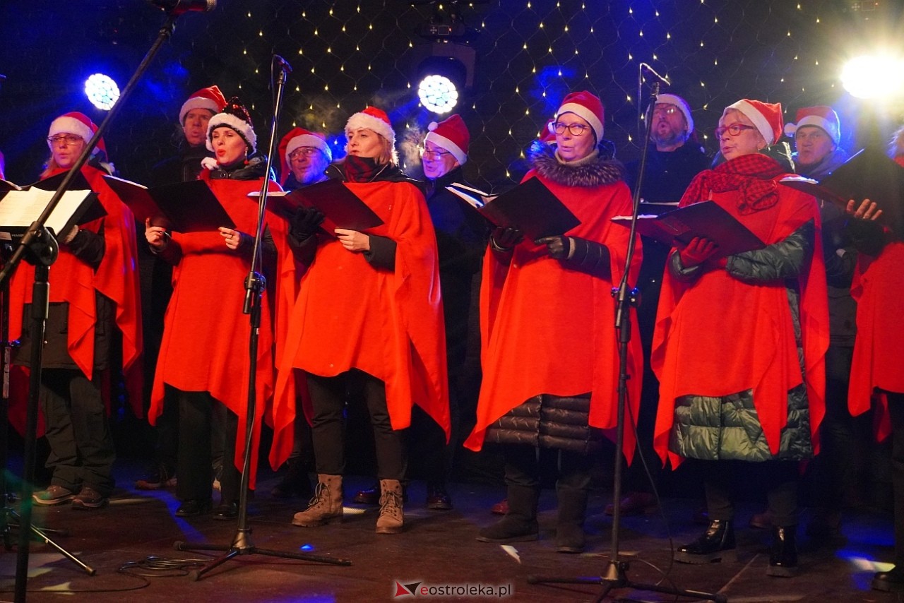 II Kurpiowski Jarmarku Bożonarodzeniowy: Koncert Chóru Kameralnego pod dyrekcją Bożeny Harasimowicz-Pęzy [5.12.2024] - zdjęcie #23 - eOstroleka.pl