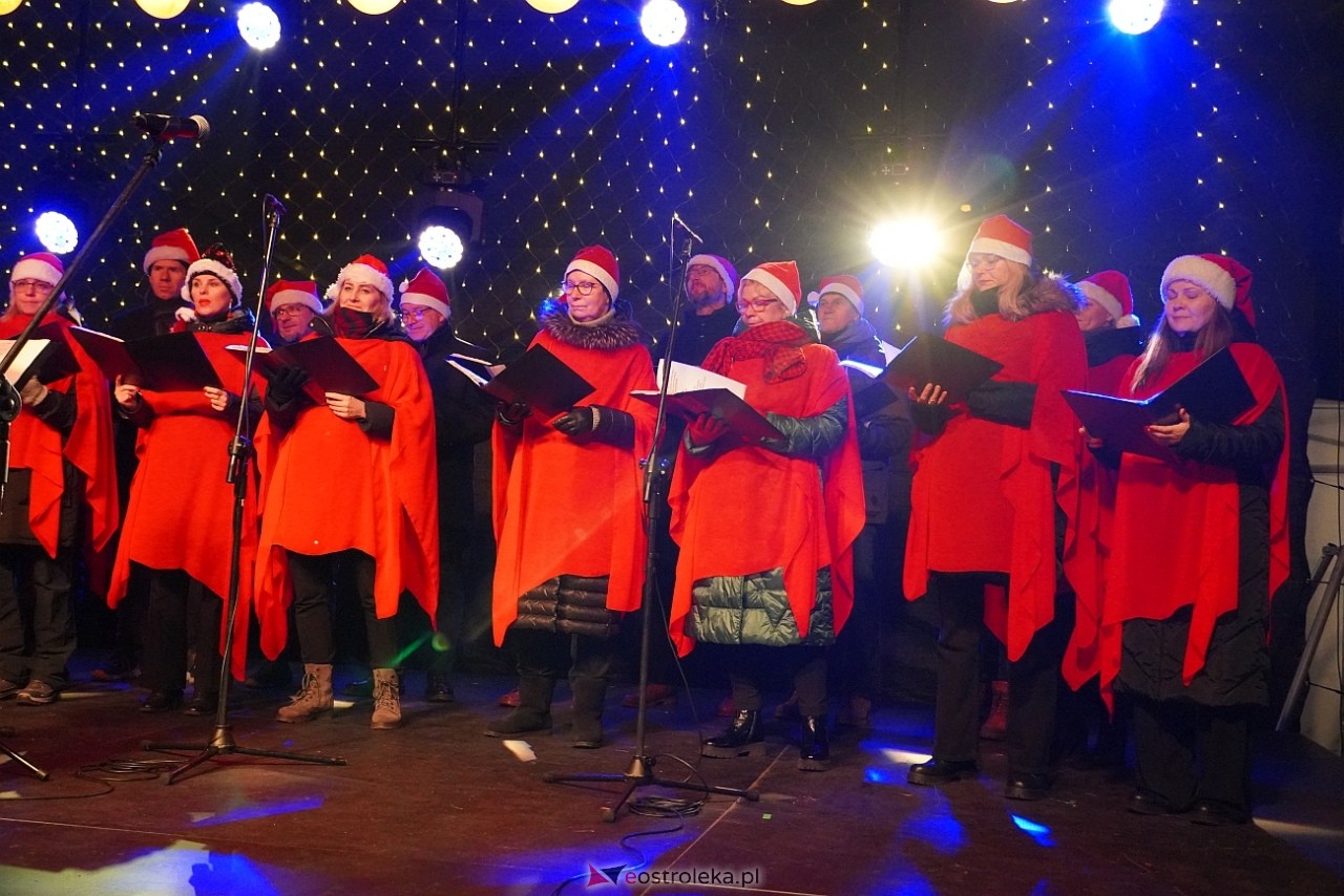 II Kurpiowski Jarmarku Bożonarodzeniowy: Koncert Chóru Kameralnego pod dyrekcją Bożeny Harasimowicz-Pęzy [5.12.2024] - zdjęcie #21 - eOstroleka.pl