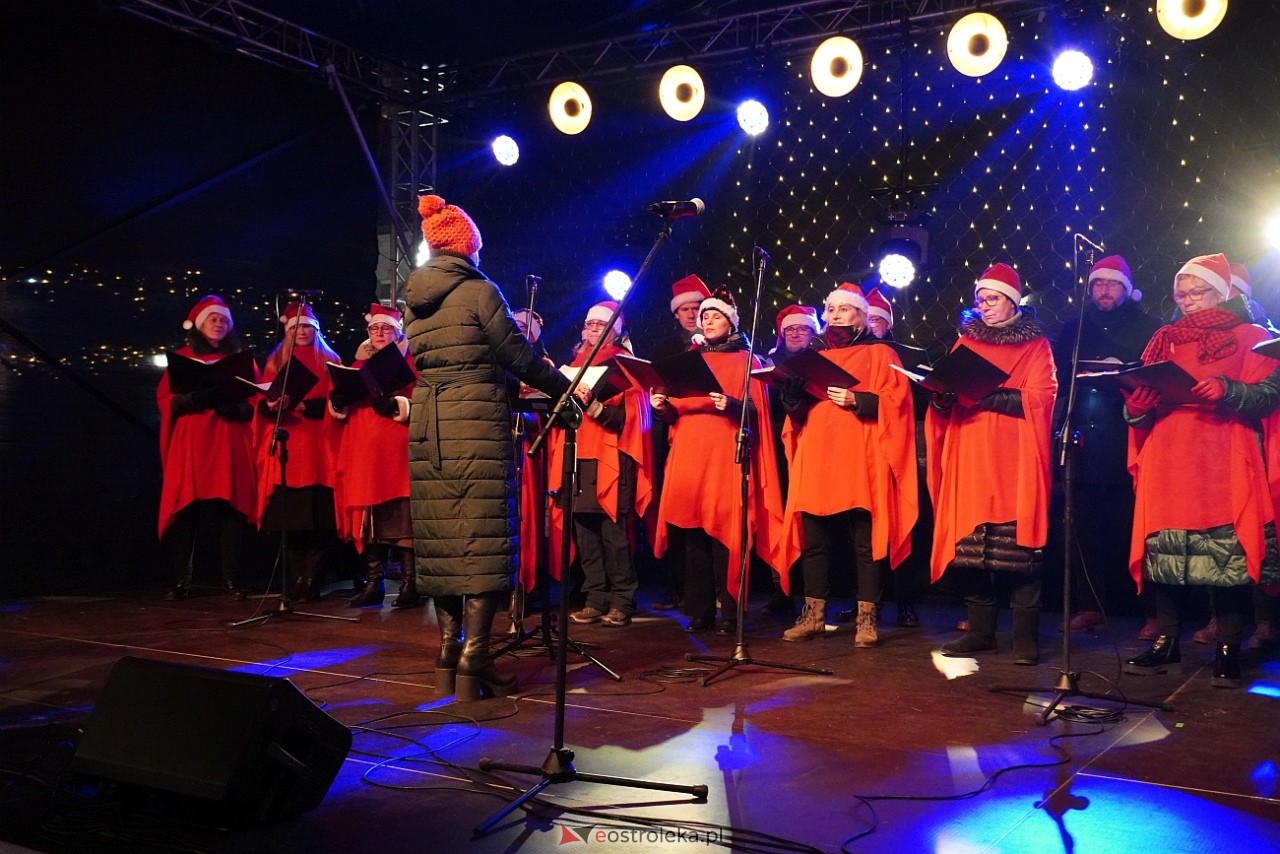 II Kurpiowski Jarmarku Bożonarodzeniowy: Koncert Chóru Kameralnego pod dyrekcją Bożeny Harasimowicz-Pęzy [5.12.2024] - zdjęcie #20 - eOstroleka.pl