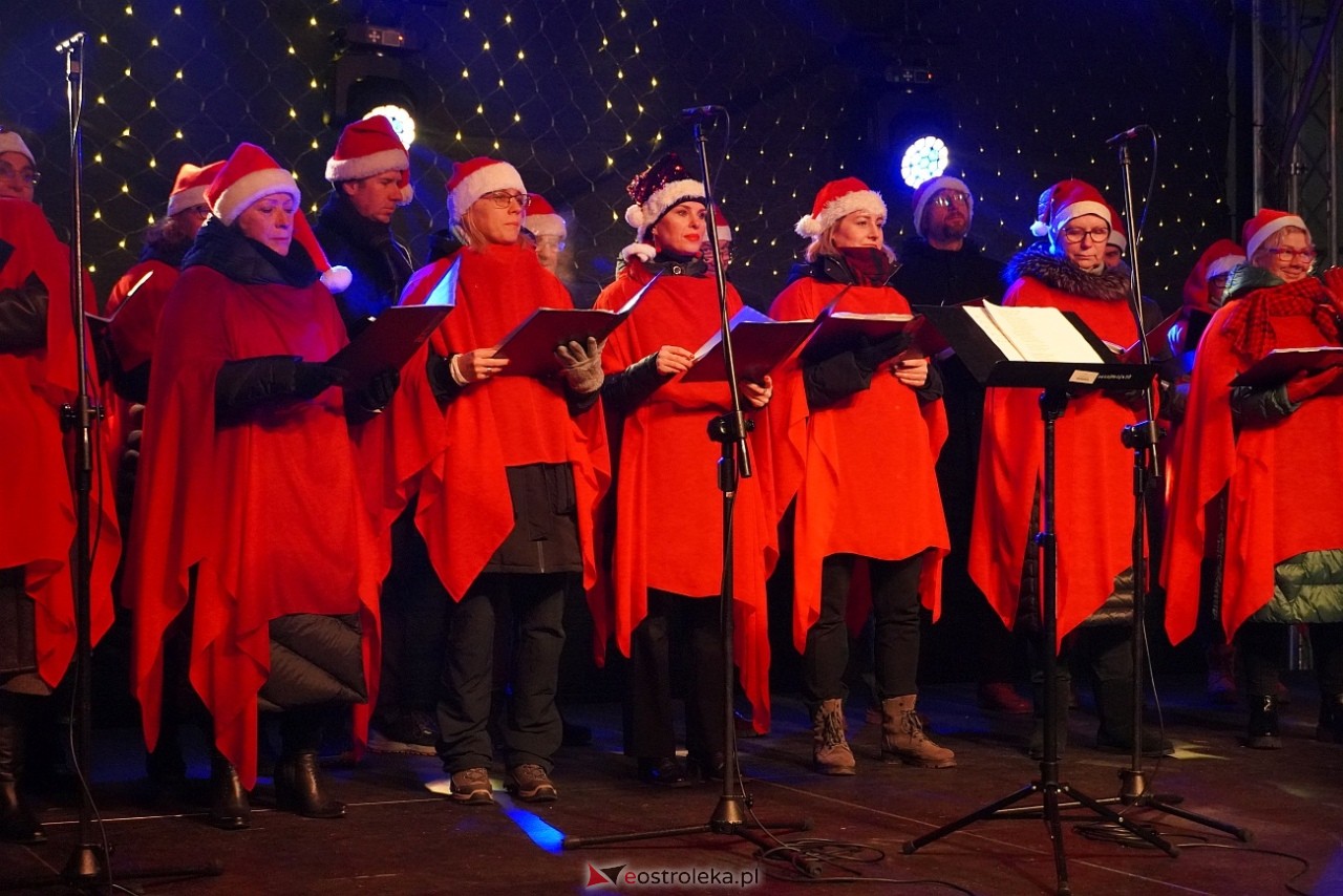 II Kurpiowski Jarmarku Bożonarodzeniowy: Koncert Chóru Kameralnego pod dyrekcją Bożeny Harasimowicz-Pęzy [5.12.2024] - zdjęcie #19 - eOstroleka.pl