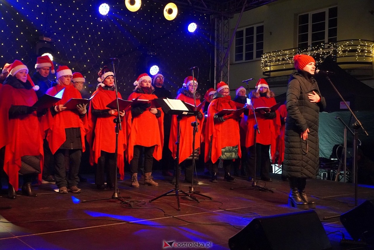 II Kurpiowski Jarmarku Bożonarodzeniowy: Koncert Chóru Kameralnego pod dyrekcją Bożeny Harasimowicz-Pęzy [5.12.2024] - zdjęcie #18 - eOstroleka.pl