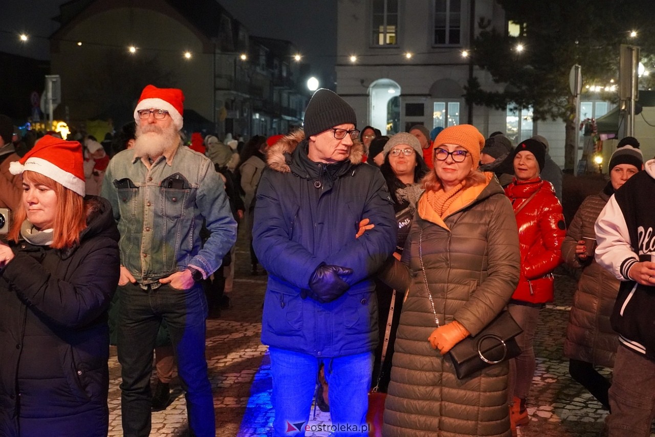 II Kurpiowski Jarmarku Bożonarodzeniowy: Koncert Chóru Kameralnego pod dyrekcją Bożeny Harasimowicz-Pęzy [5.12.2024] - zdjęcie #17 - eOstroleka.pl