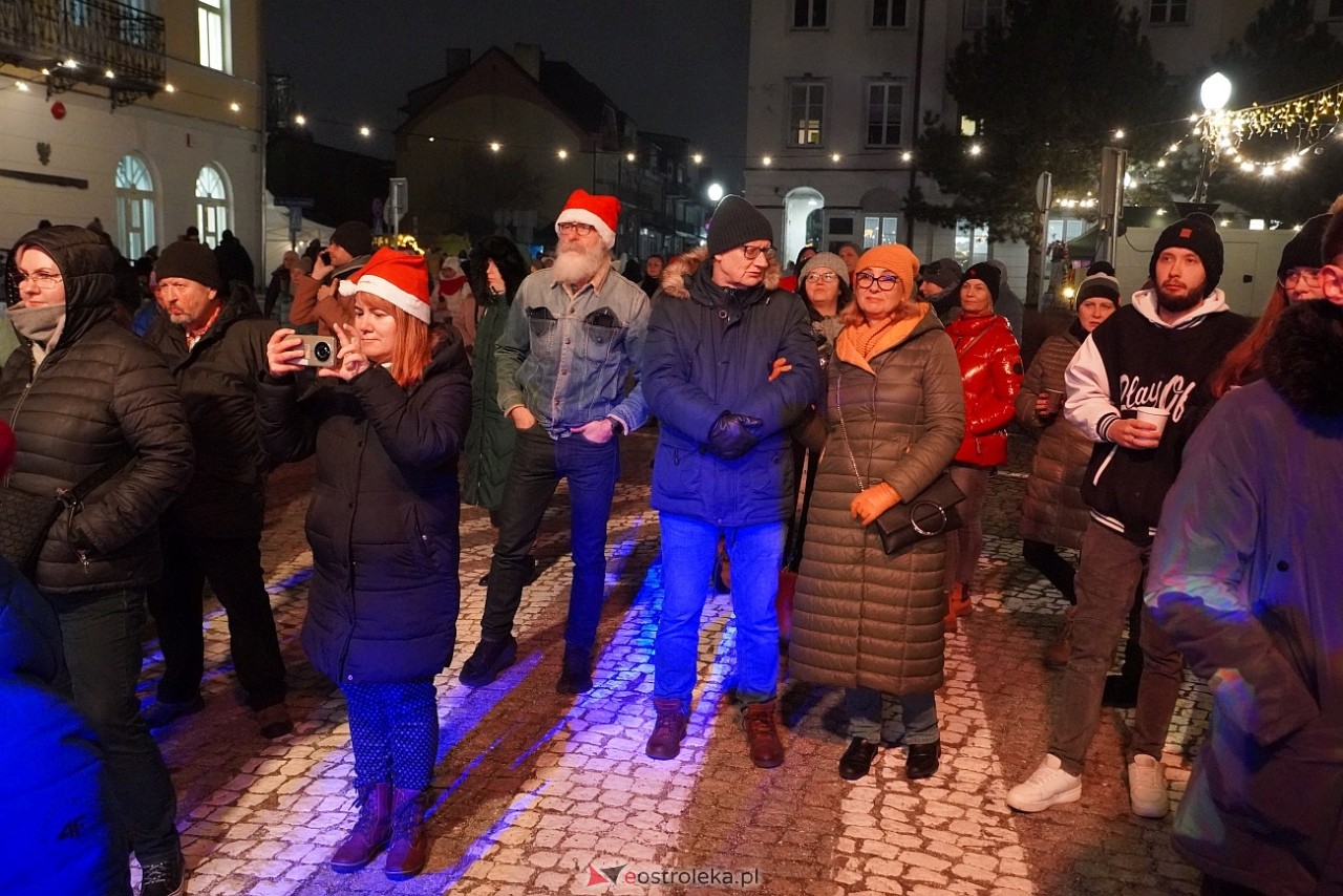 II Kurpiowski Jarmarku Bożonarodzeniowy: Koncert Chóru Kameralnego pod dyrekcją Bożeny Harasimowicz-Pęzy [5.12.2024] - zdjęcie #16 - eOstroleka.pl