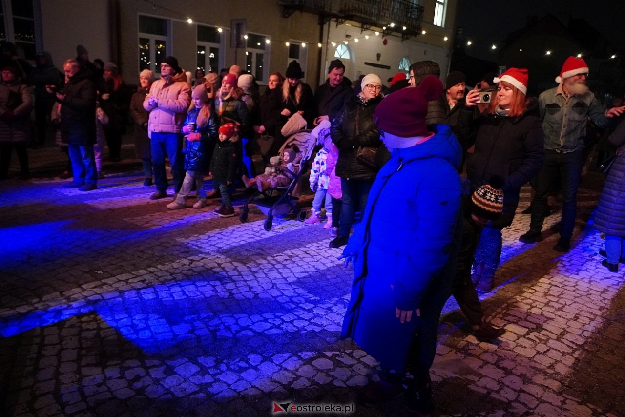 II Kurpiowski Jarmarku Bożonarodzeniowy: Koncert Chóru Kameralnego pod dyrekcją Bożeny Harasimowicz-Pęzy [5.12.2024] - zdjęcie #15 - eOstroleka.pl