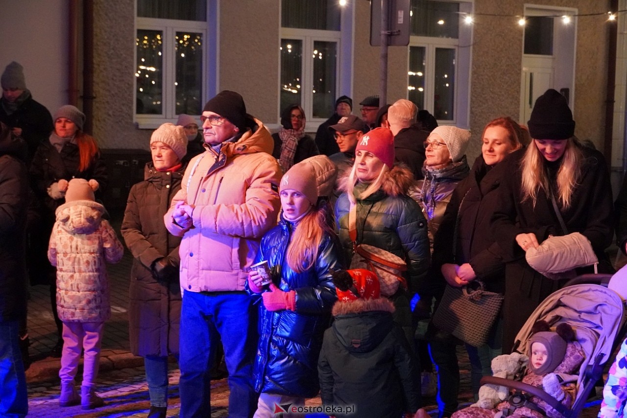 II Kurpiowski Jarmarku Bożonarodzeniowy: Koncert Chóru Kameralnego pod dyrekcją Bożeny Harasimowicz-Pęzy [5.12.2024] - zdjęcie #14 - eOstroleka.pl