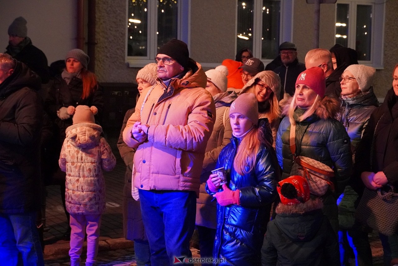 II Kurpiowski Jarmarku Bożonarodzeniowy: Koncert Chóru Kameralnego pod dyrekcją Bożeny Harasimowicz-Pęzy [5.12.2024] - zdjęcie #13 - eOstroleka.pl