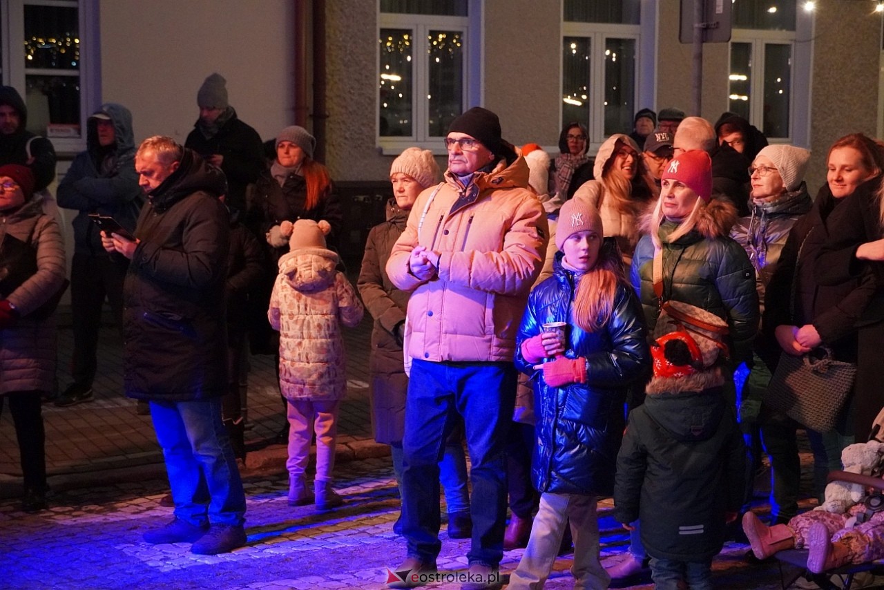 II Kurpiowski Jarmarku Bożonarodzeniowy: Koncert Chóru Kameralnego pod dyrekcją Bożeny Harasimowicz-Pęzy [5.12.2024] - zdjęcie #12 - eOstroleka.pl