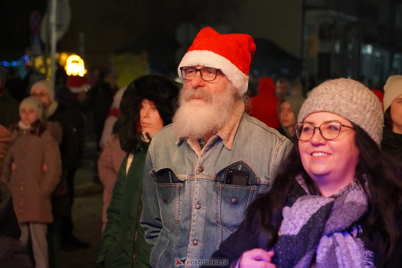 II Kurpiowski Jarmarku Bożonarodzeniowy: Koncert Chóru Kameralnego pod dyrekcją Bożeny Harasimowicz-Pęzy [5.12.2024] - zdjęcie #11 - eOstroleka.pl