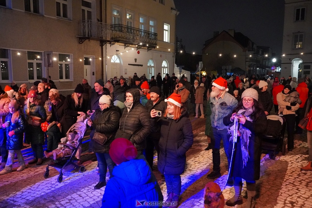 II Kurpiowski Jarmarku Bożonarodzeniowy: Koncert Chóru Kameralnego pod dyrekcją Bożeny Harasimowicz-Pęzy [5.12.2024] - zdjęcie #10 - eOstroleka.pl