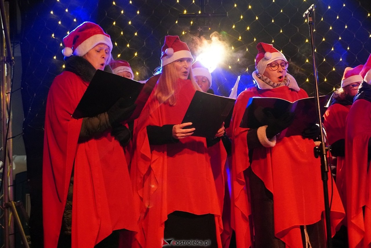 II Kurpiowski Jarmarku Bożonarodzeniowy: Koncert Chóru Kameralnego pod dyrekcją Bożeny Harasimowicz-Pęzy [5.12.2024] - zdjęcie #9 - eOstroleka.pl