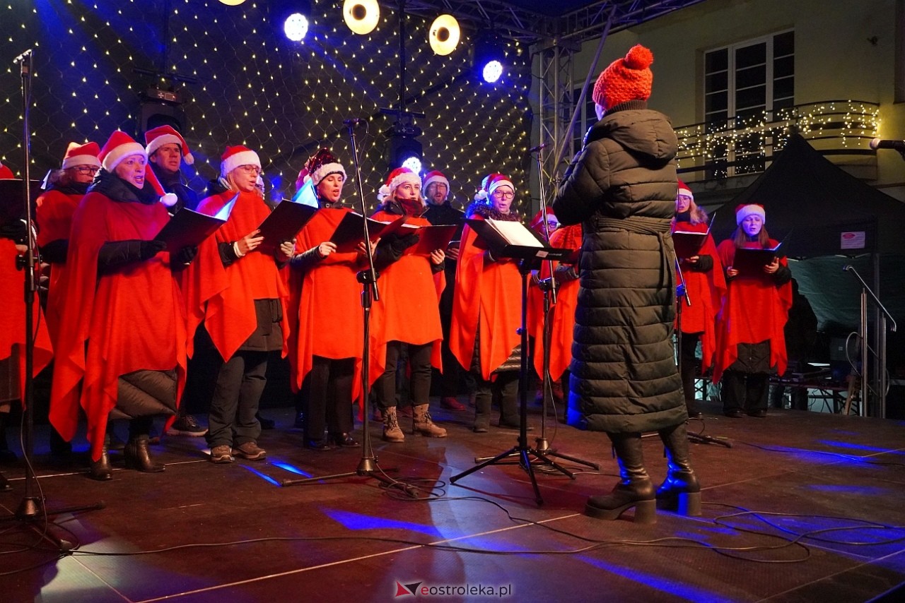 II Kurpiowski Jarmarku Bożonarodzeniowy: Koncert Chóru Kameralnego pod dyrekcją Bożeny Harasimowicz-Pęzy [5.12.2024] - zdjęcie #6 - eOstroleka.pl