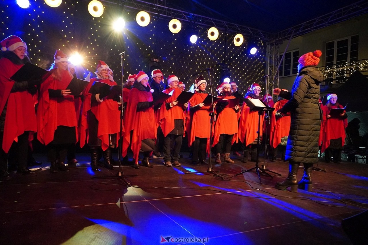 II Kurpiowski Jarmarku Bożonarodzeniowy: Koncert Chóru Kameralnego pod dyrekcją Bożeny Harasimowicz-Pęzy [5.12.2024] - zdjęcie #5 - eOstroleka.pl