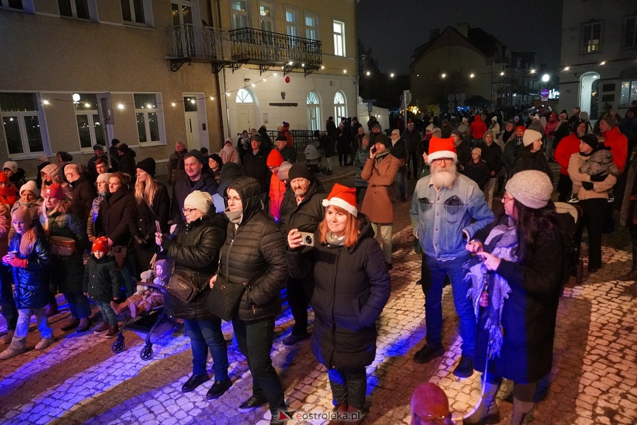 II Kurpiowski Jarmarku Bożonarodzeniowy: Koncert Chóru Kameralnego pod dyrekcją Bożeny Harasimowicz-Pęzy [5.12.2024] - zdjęcie #4 - eOstroleka.pl