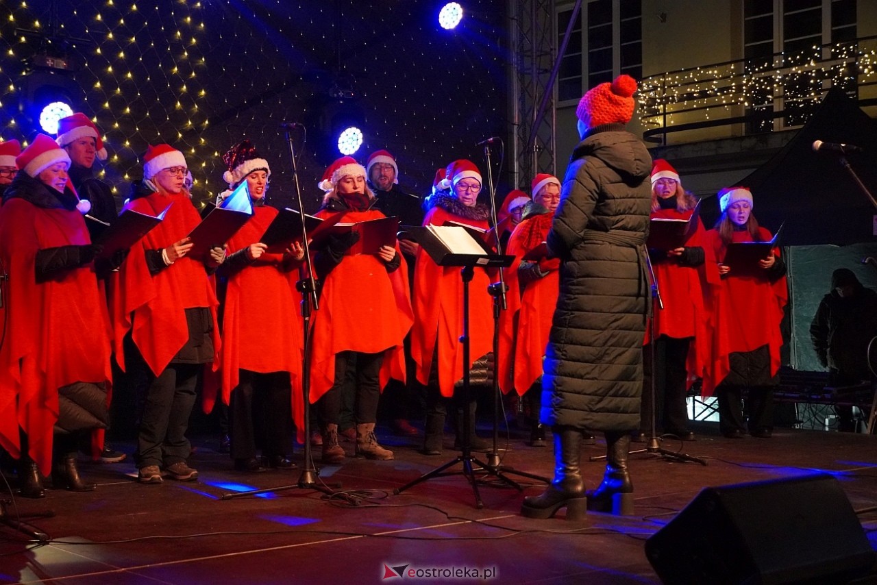 II Kurpiowski Jarmarku Bożonarodzeniowy: Koncert Chóru Kameralnego pod dyrekcją Bożeny Harasimowicz-Pęzy [5.12.2024] - zdjęcie #3 - eOstroleka.pl