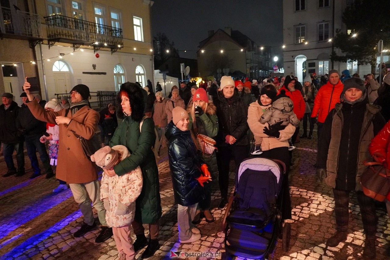 II Kurpiowski Jarmarku Bożonarodzeniowy: Koncert Chóru Kameralnego pod dyrekcją Bożeny Harasimowicz-Pęzy [5.12.2024] - zdjęcie #2 - eOstroleka.pl