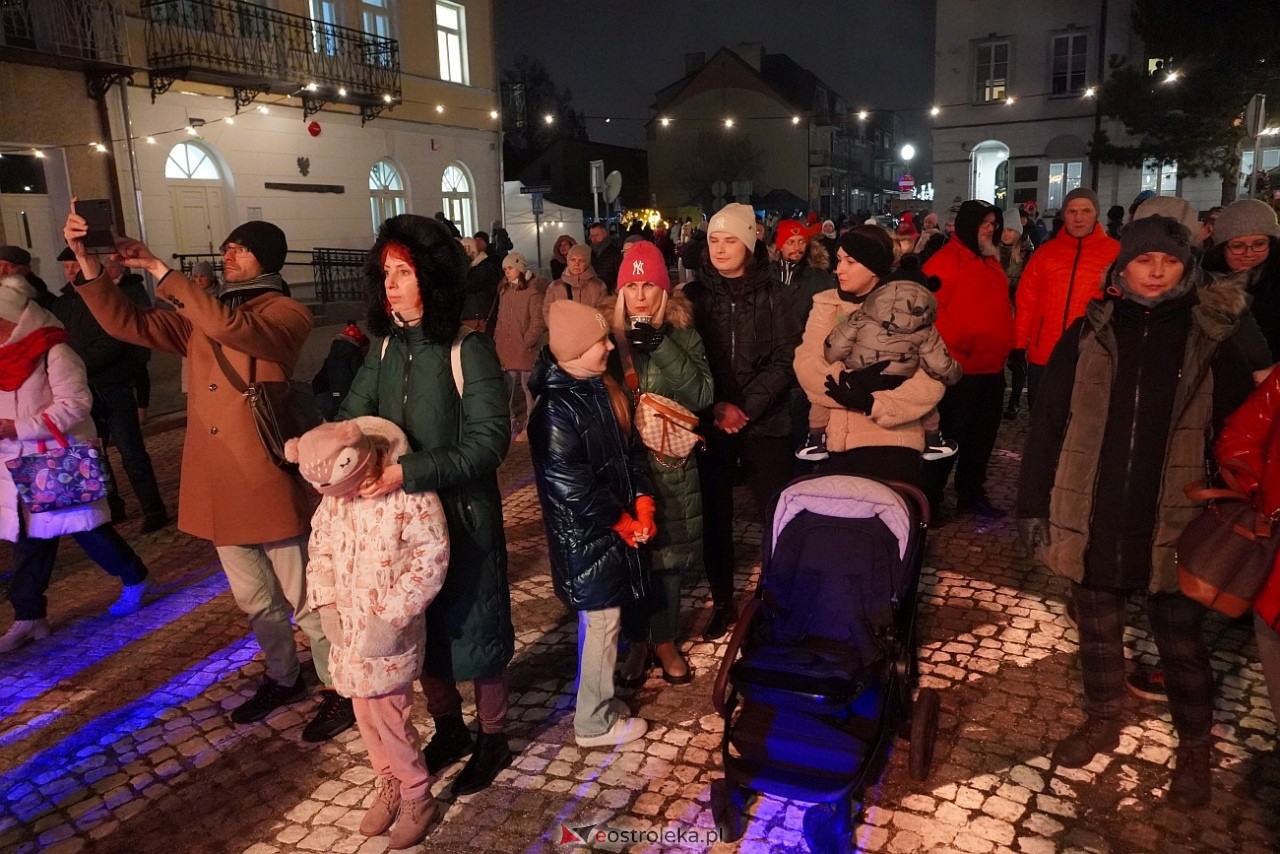 II Kurpiowski Jarmarku Bożonarodzeniowy: Koncert Chóru Kameralnego pod dyrekcją Bożeny Harasimowicz-Pęzy [5.12.2024] - zdjęcie #1 - eOstroleka.pl