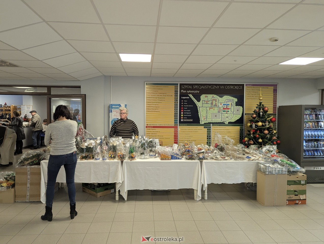Mikołajkowy kiermasz w ostrołęckim szpitalu [06.12.2024] - zdjęcie #3 - eOstroleka.pl