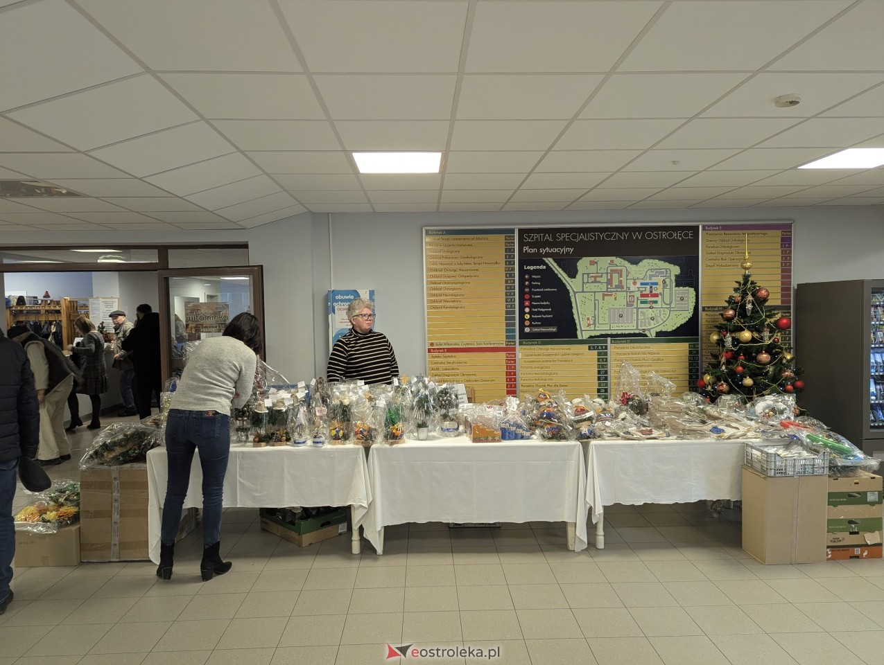 Mikołajkowy kiermasz w ostrołęckim szpitalu [06.12.2024] - zdjęcie #2 - eOstroleka.pl