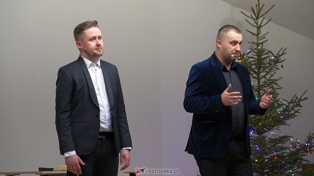 Kabaret Czwarta Fala w Łysych [06.12.2024] - zdjęcie #99 - eOstroleka.pl