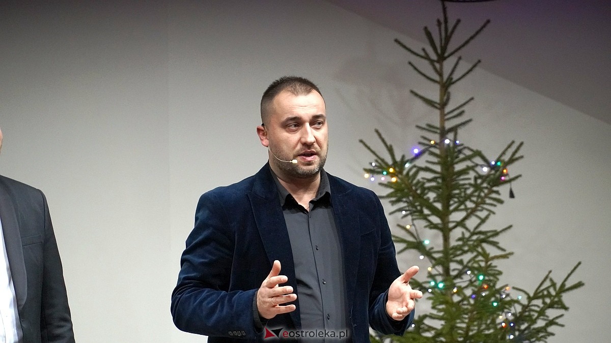 Kabaret Czwarta Fala w Łysych [06.12.2024] - zdjęcie #90 - eOstroleka.pl