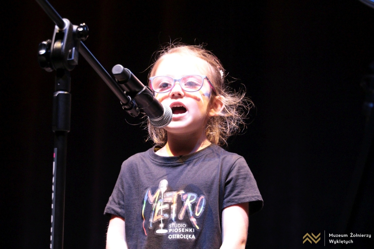 Koncert mikołajkowy Dzieci dzieciom w MŻW [6.12.2024] - zdjęcie #30 - eOstroleka.pl