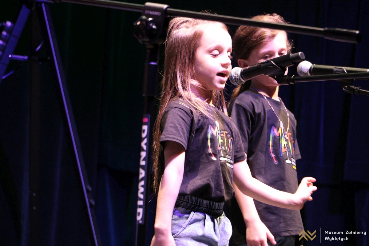 Koncert mikołajkowy Dzieci dzieciom w MŻW [6.12.2024] - zdjęcie #28 - eOstroleka.pl