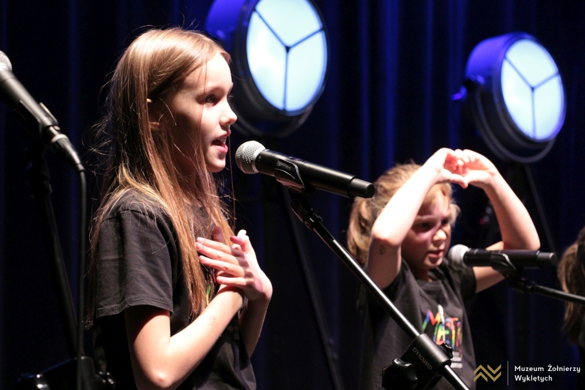 Koncert mikołajkowy Dzieci dzieciom w MŻW [6.12.2024] - zdjęcie #26 - eOstroleka.pl