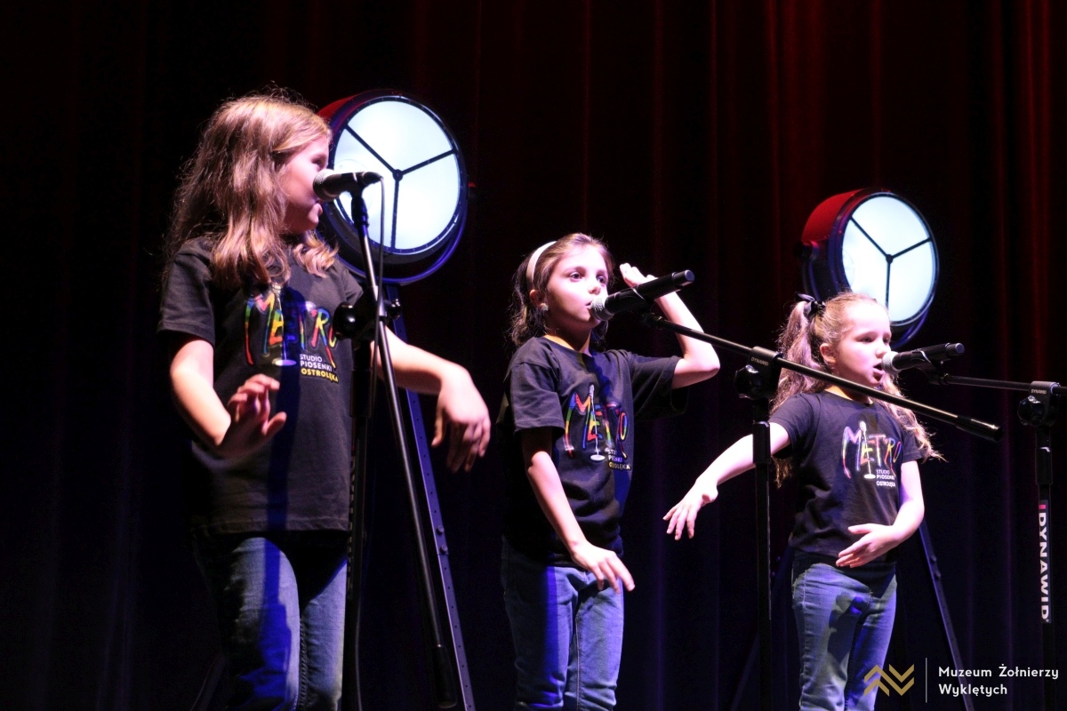 Koncert mikołajkowy Dzieci dzieciom w MŻW [6.12.2024] - zdjęcie #22 - eOstroleka.pl