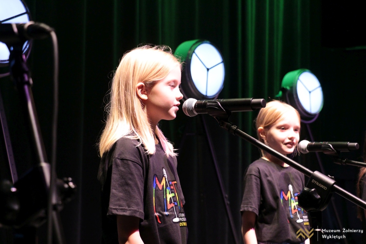 Koncert mikołajkowy Dzieci dzieciom w MŻW [6.12.2024] - zdjęcie #19 - eOstroleka.pl