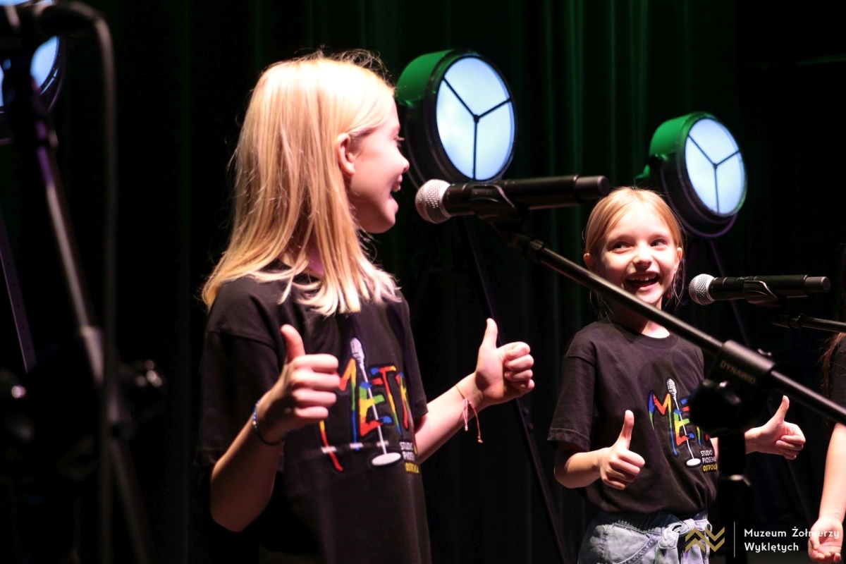 Koncert mikołajkowy Dzieci dzieciom w MŻW [6.12.2024] - zdjęcie #18 - eOstroleka.pl