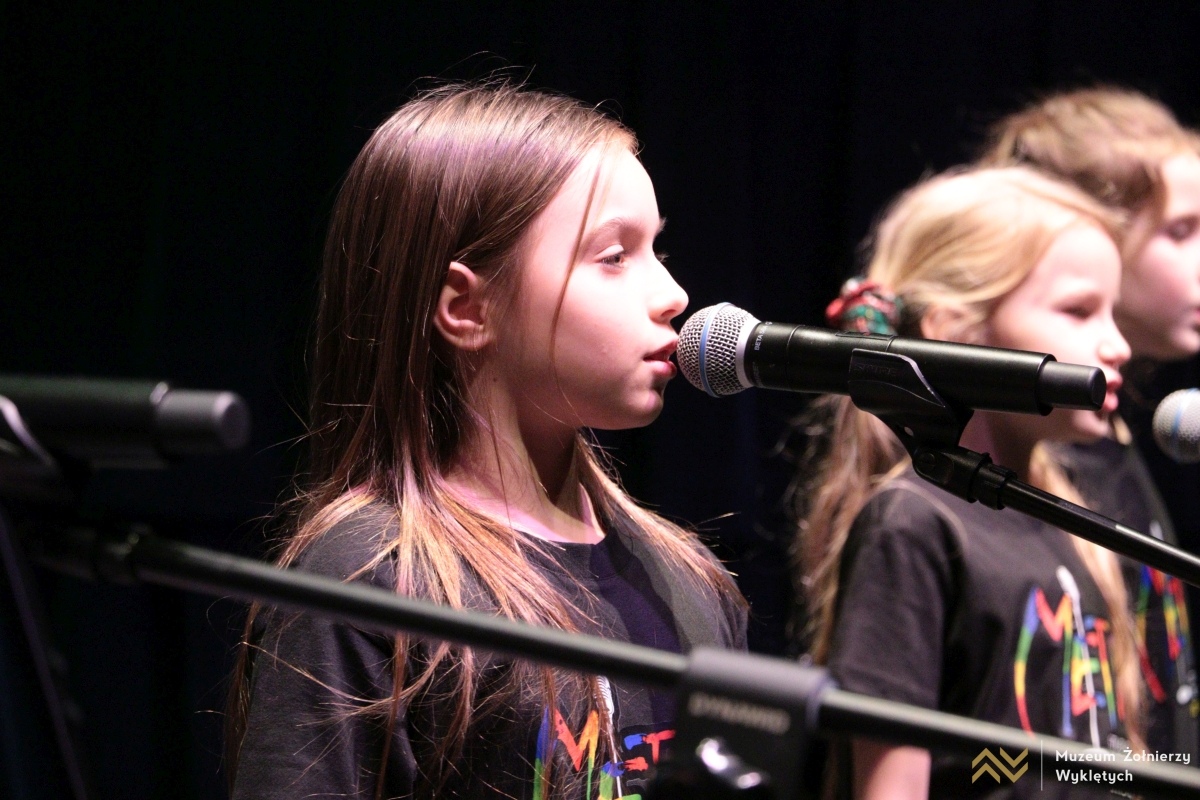 Koncert mikołajkowy Dzieci dzieciom w MŻW [6.12.2024] - zdjęcie #17 - eOstroleka.pl