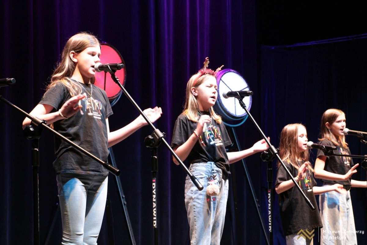 Koncert mikołajkowy Dzieci dzieciom w MŻW [6.12.2024] - zdjęcie #15 - eOstroleka.pl