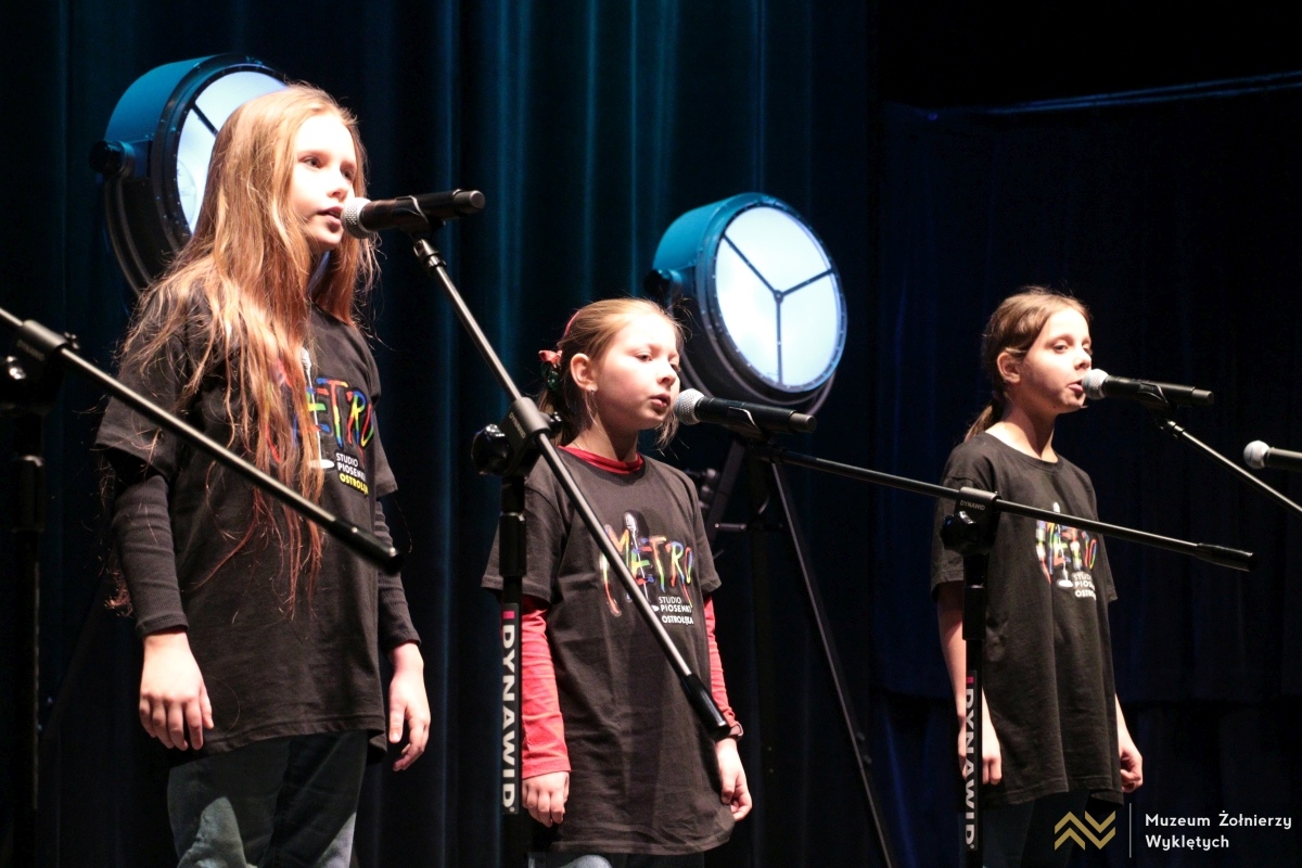 Koncert mikołajkowy Dzieci dzieciom w MŻW [6.12.2024] - zdjęcie #14 - eOstroleka.pl