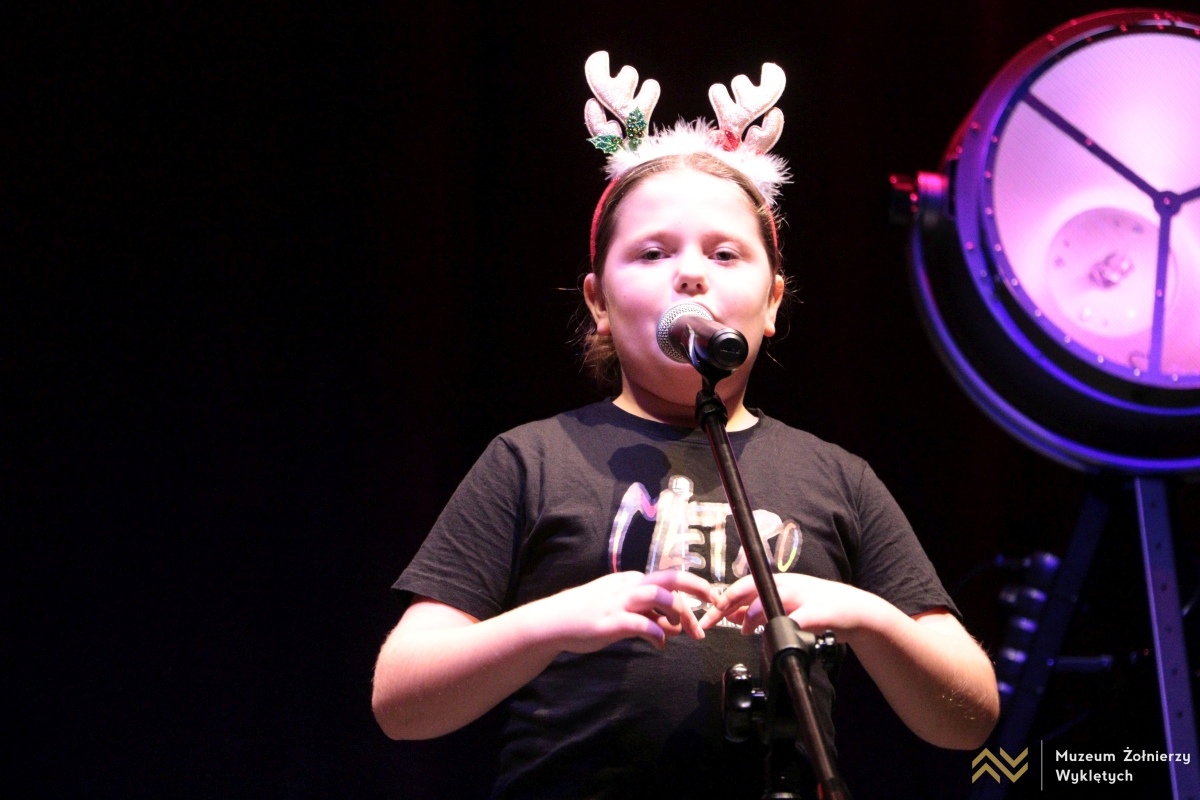 Koncert mikołajkowy Dzieci dzieciom w MŻW [6.12.2024] - zdjęcie #10 - eOstroleka.pl