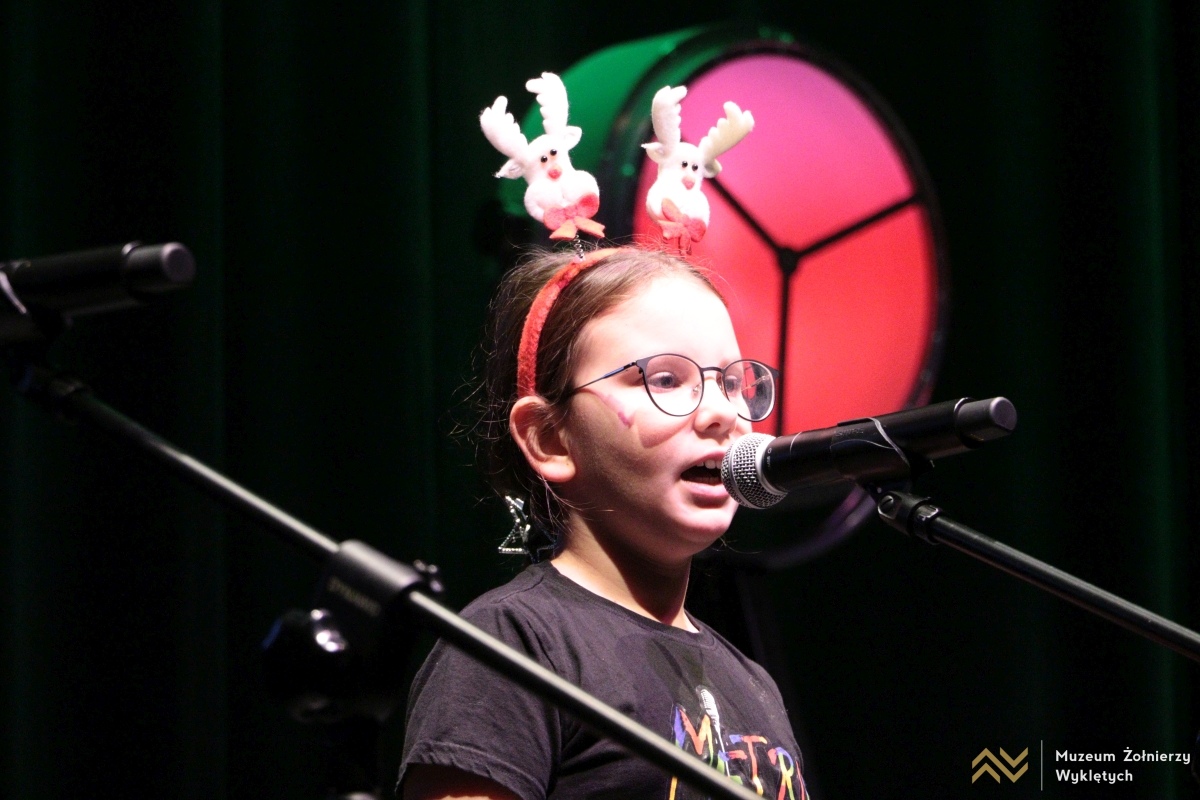 Koncert mikołajkowy Dzieci dzieciom w MŻW [6.12.2024] - zdjęcie #8 - eOstroleka.pl