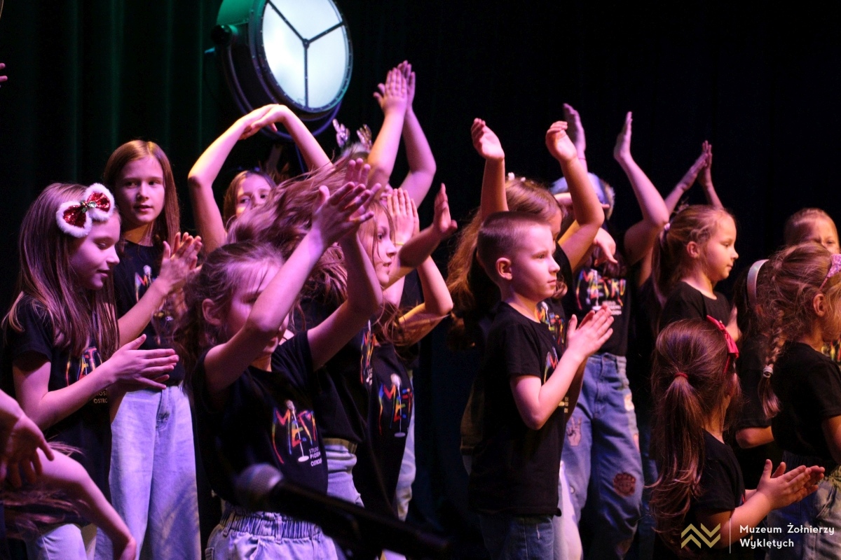 Koncert mikołajkowy Dzieci dzieciom w MŻW [6.12.2024] - zdjęcie #4 - eOstroleka.pl