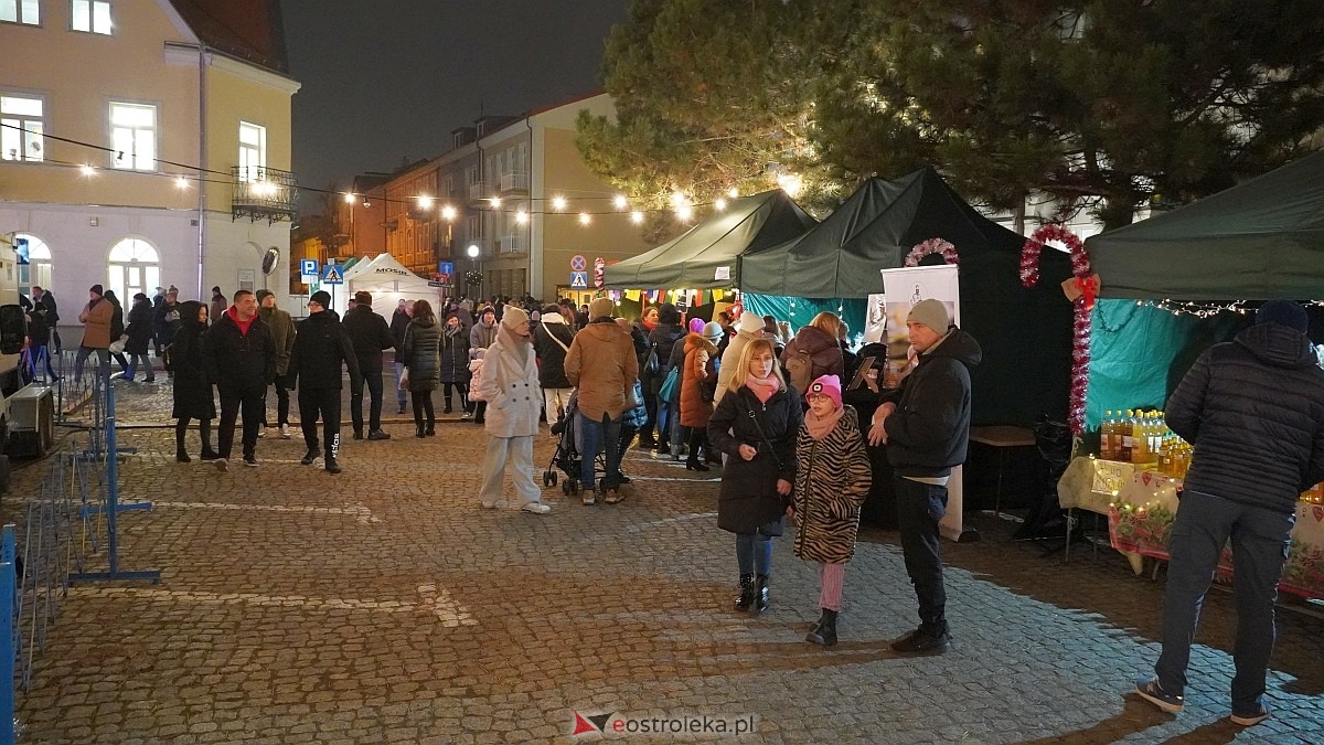 Koncertowa sobota na II Kurpiowskim Jarmarku Bożonarodzeniowym w Ostrołęce [7.12.2024] - zdjęcie #151 - eOstroleka.pl