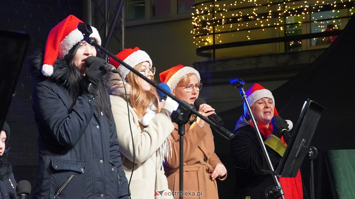 Koncertowa sobota na II Kurpiowskim Jarmarku Bożonarodzeniowym w Ostrołęce [7.12.2024] - zdjęcie #110 - eOstroleka.pl