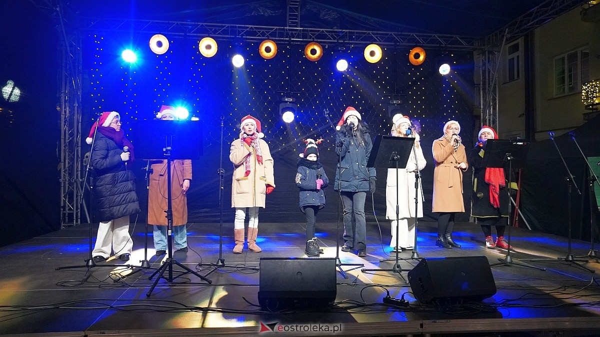 Koncertowa sobota na II Kurpiowskim Jarmarku Bożonarodzeniowym w Ostrołęce [7.12.2024] - zdjęcie #72 - eOstroleka.pl