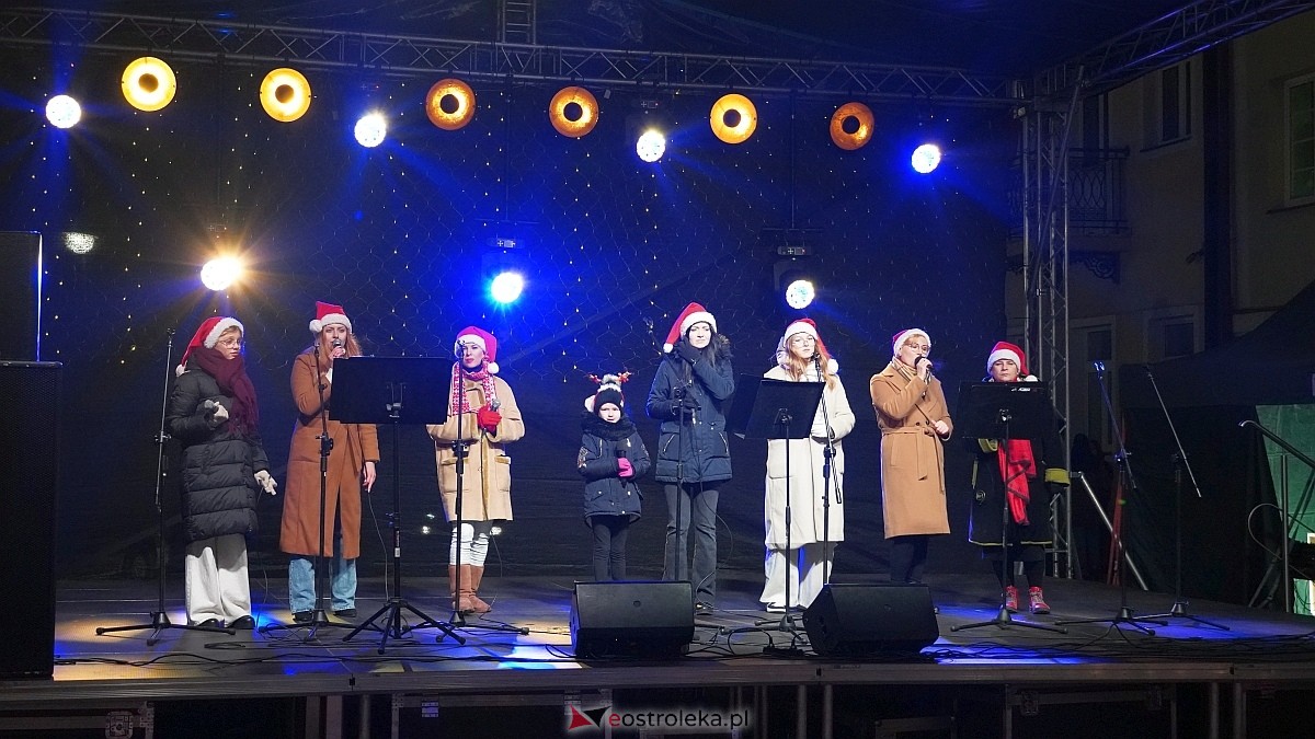 Koncertowa sobota na II Kurpiowskim Jarmarku Bożonarodzeniowym w Ostrołęce [7.12.2024] - zdjęcie #18 - eOstroleka.pl