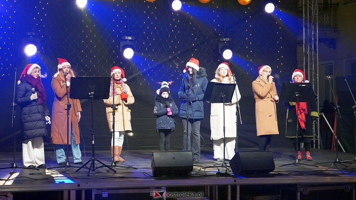 Koncertowa sobota na II Kurpiowskim Jarmarku Bożonarodzeniowym w Ostrołęce [7.12.2024] - zdjęcie #17 - eOstroleka.pl