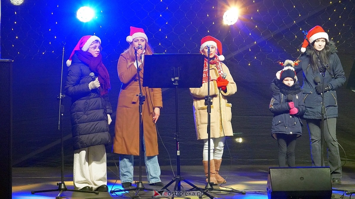 Koncertowa sobota na II Kurpiowskim Jarmarku Bożonarodzeniowym w Ostrołęce [7.12.2024] - zdjęcie #15 - eOstroleka.pl