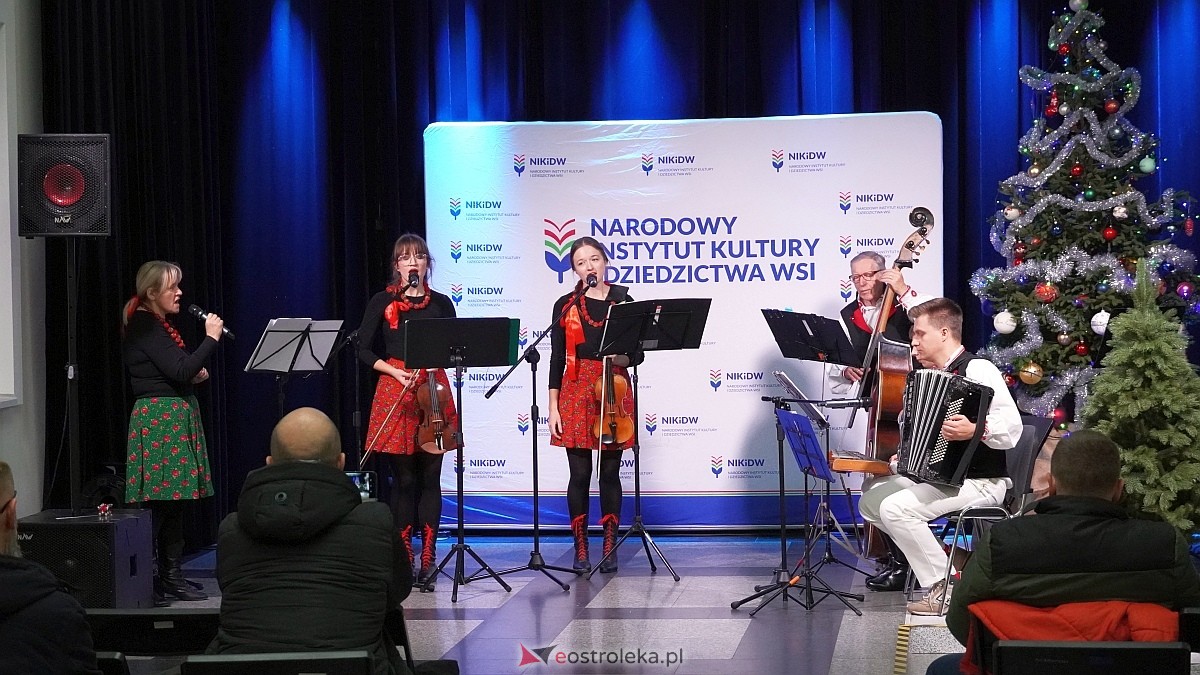Bożonarodzeniowe spotkanie kultur Kurpiów, Kaszubów i Wielkopolan [8.12.2024] - zdjęcie #78 - eOstroleka.pl